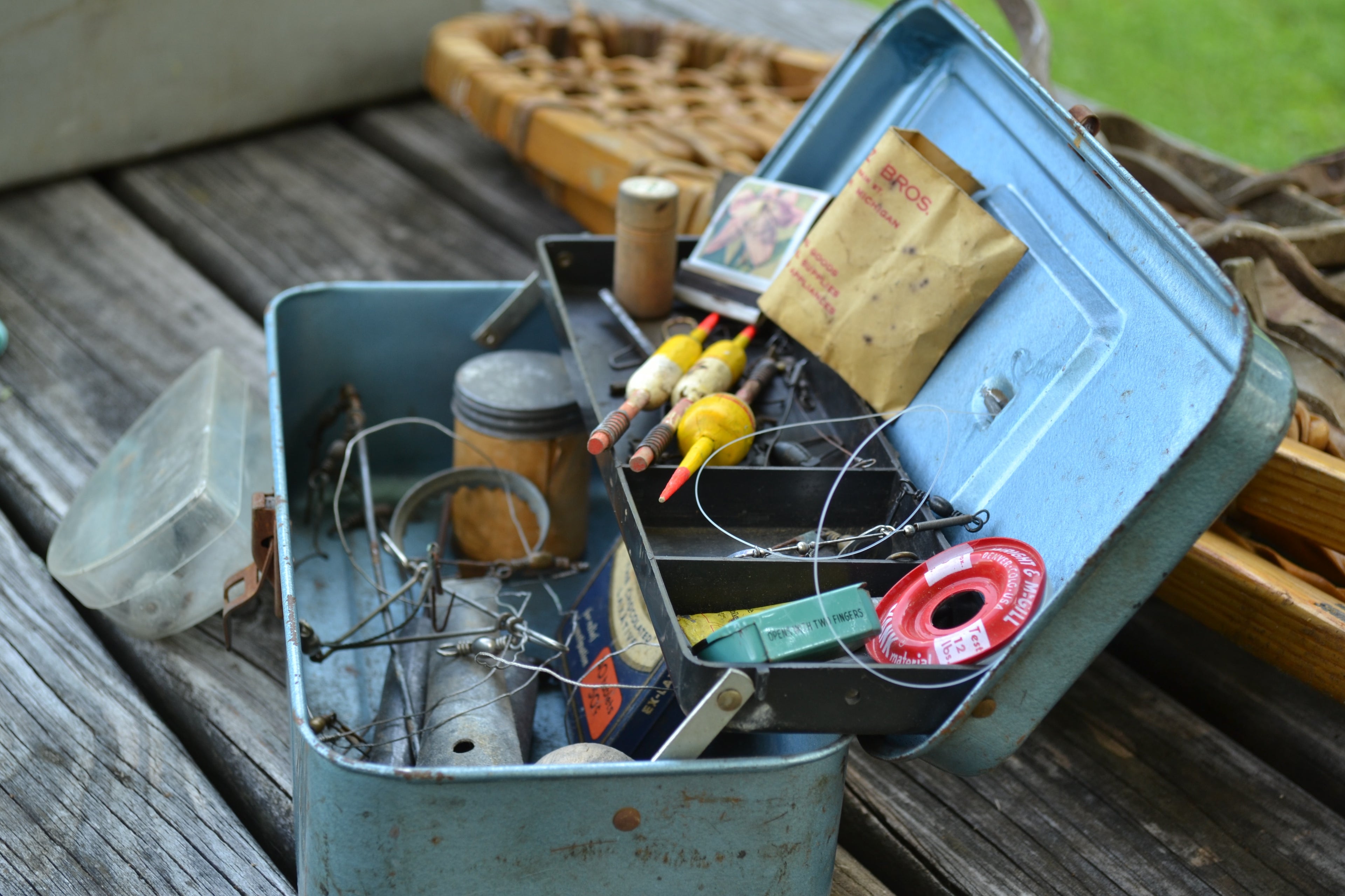 Boite à matériel de pêche dont flotteurs, plombs, ligne et hameçons 